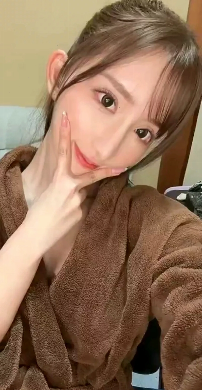 Ảnh cận cảnh gương mặt Karen Yuzuriha đầy bí ẩn và quyến rũ