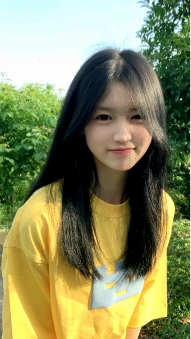 Ảnh girl xinh với vẻ đẹp nhẹ nhàng, trong trẻo và nụ cười tỏa nắng