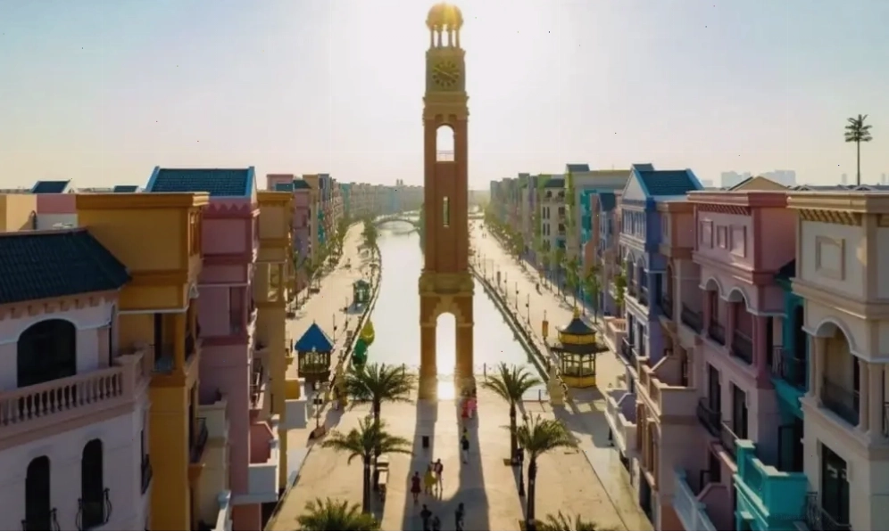 Ánh nắng rực rỡ tại Mega Grand World Hà Nội, nổi bật với kiến trúc châu Âu
