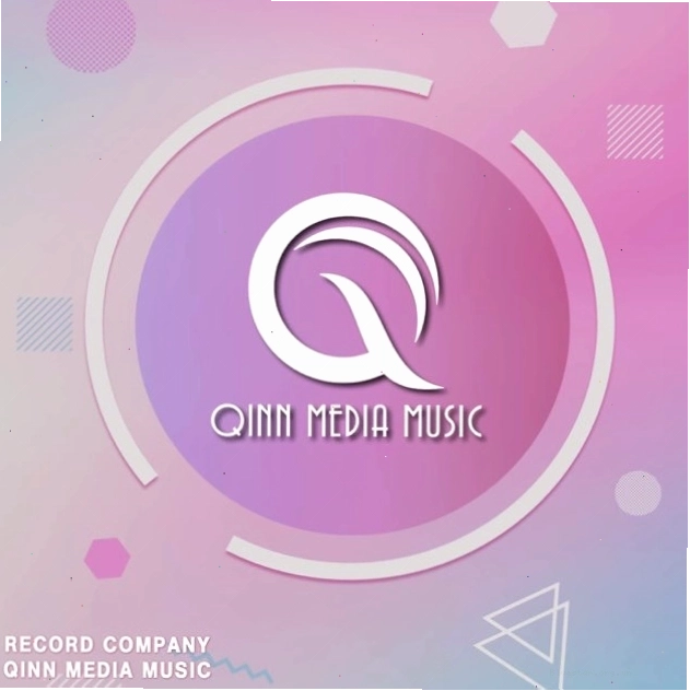 Bàn tay đang gõ nhạc trên bàn phím MIDI
