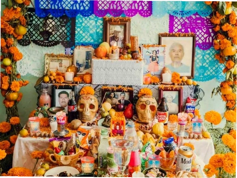 Bàn thờ Ofrenda được bày biện công phu trong lễ hội Dia de los Muertos với hoa cúc vạn thọ và ảnh người thân