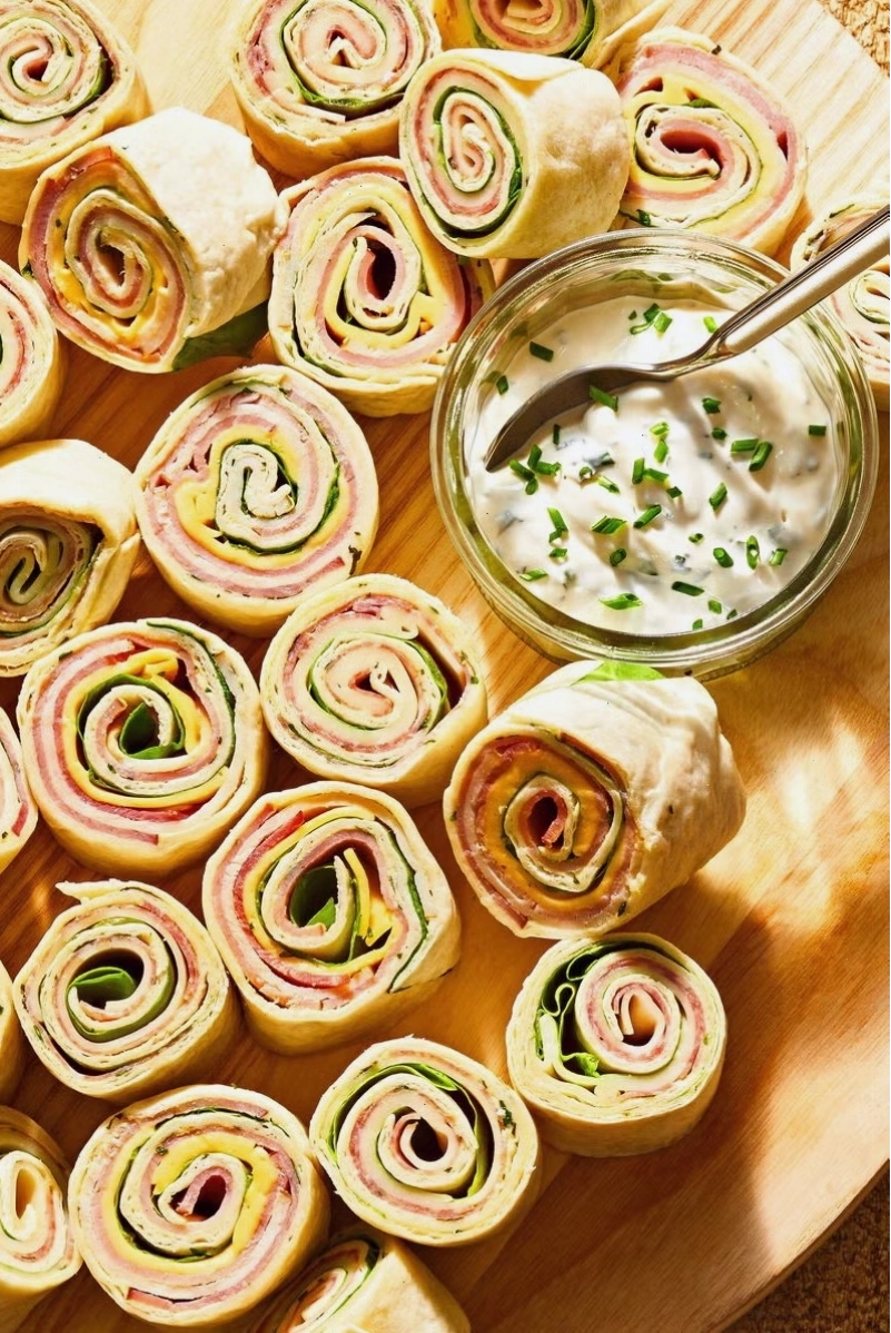 Bánh sandwich cuộn kiểu picnic hấp dẫn bày trên khay gỗ