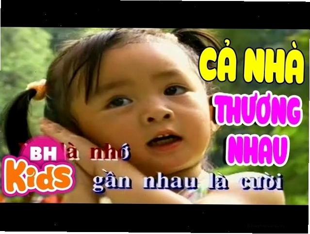 Bé hát bài Cả nhà thương nhau với nụ cười rạng rỡ