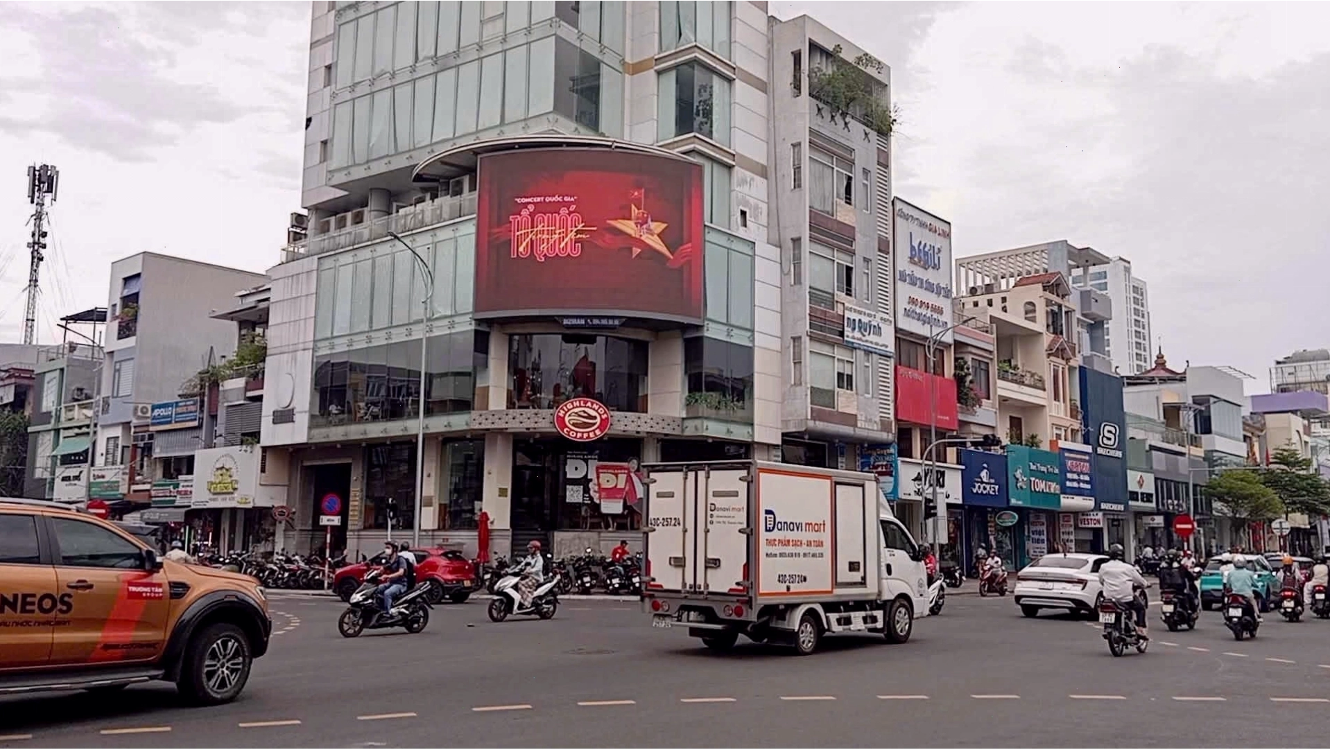 Biểu tượng Tổ quốc rực sáng trong lễ hội ánh sáng