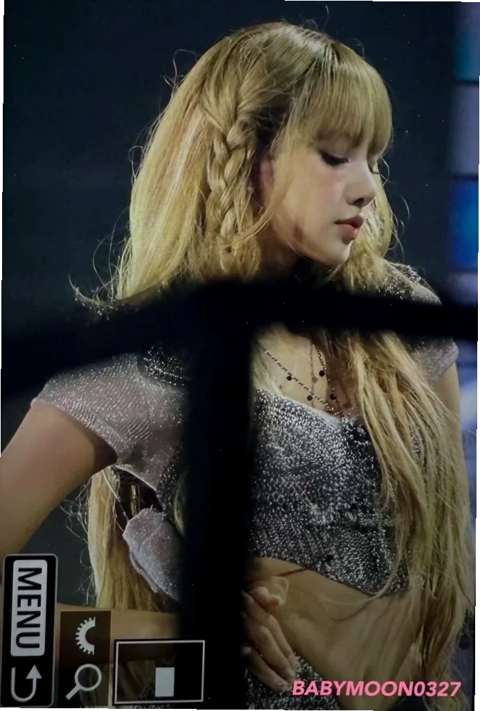 BLINK đeo lens đi concert BLACKPINK bắt sáng cực đỉnh