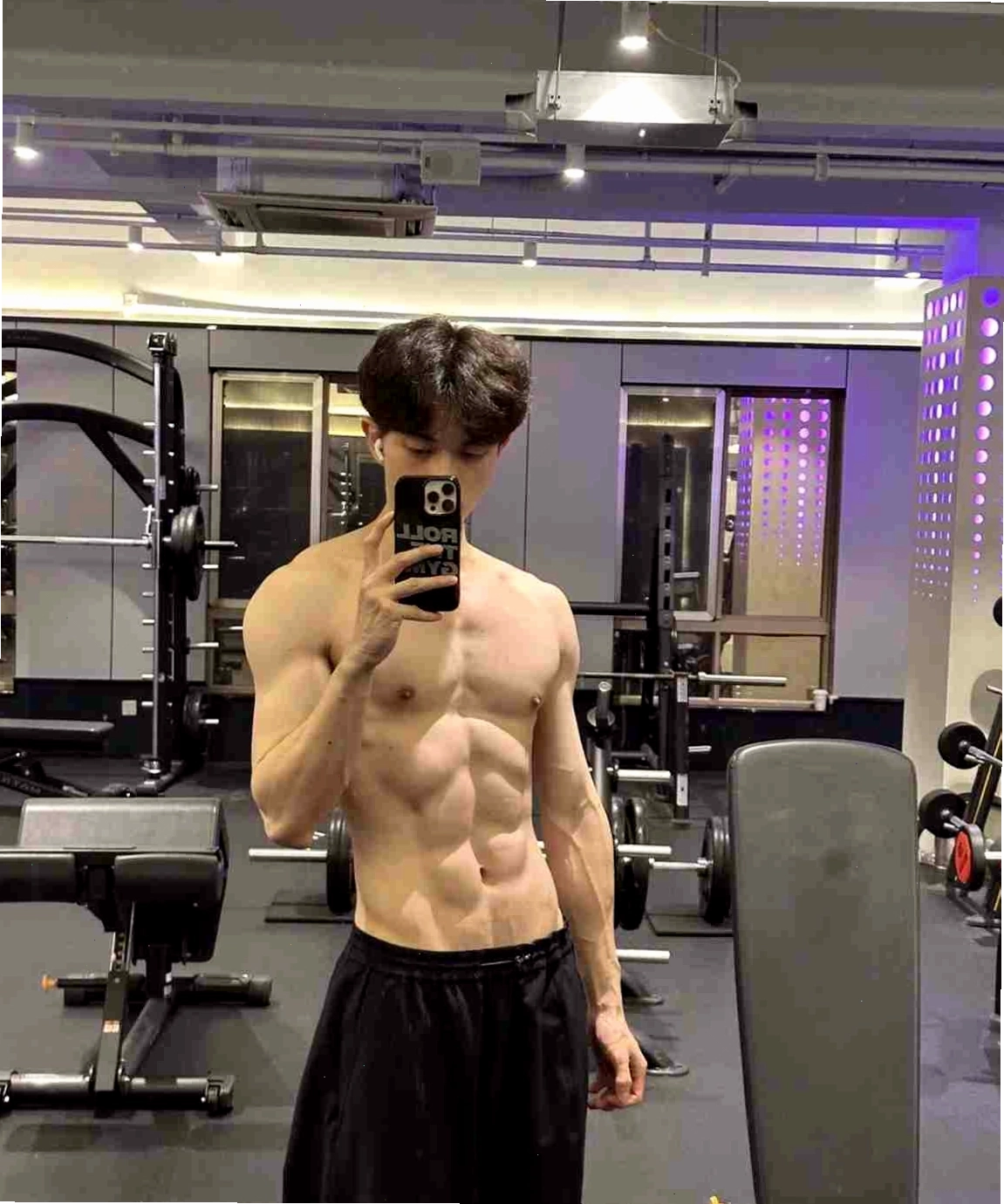 Body 6 múi săn chắc của chàng trai 6 múi phong độ