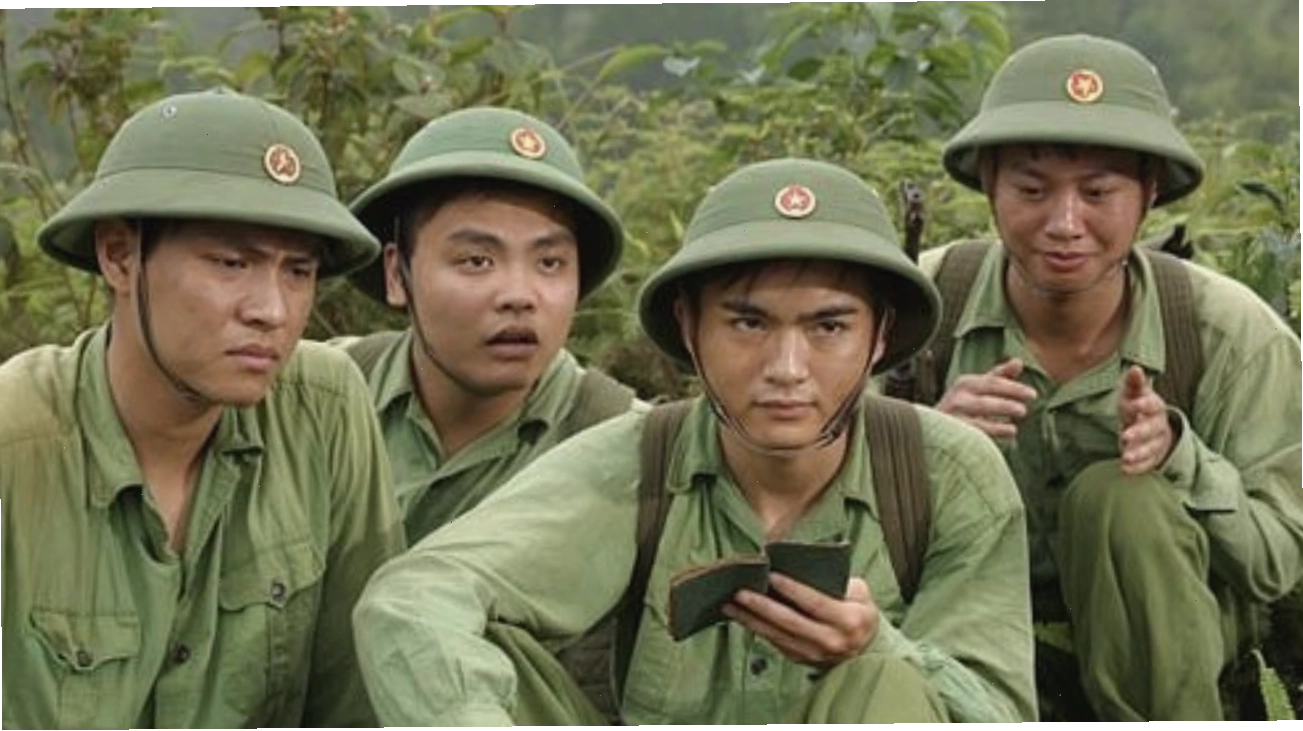 Bốn chàng sinh viên trẻ tuổi trước khi lên đường nhập ngũ trong phim Mùi Cỏ Cháy