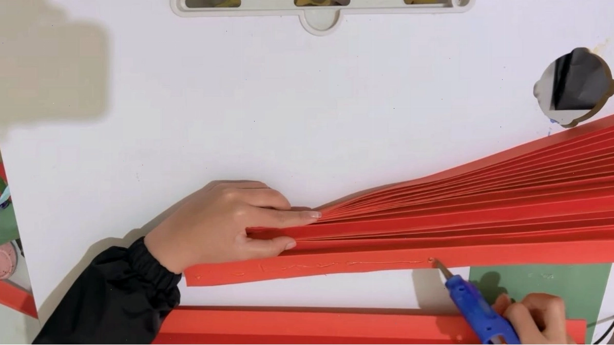 Bước 3: Dán hai đầu của dải giấy để tạo hình quạt