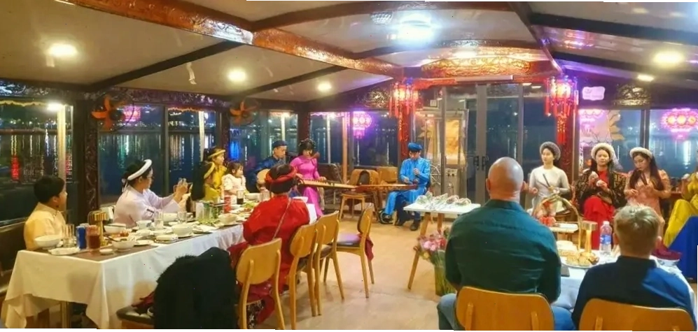 Ca Huế trên sông Hương là một nét đẹp văn hoá đặc trưng của xứ Huế