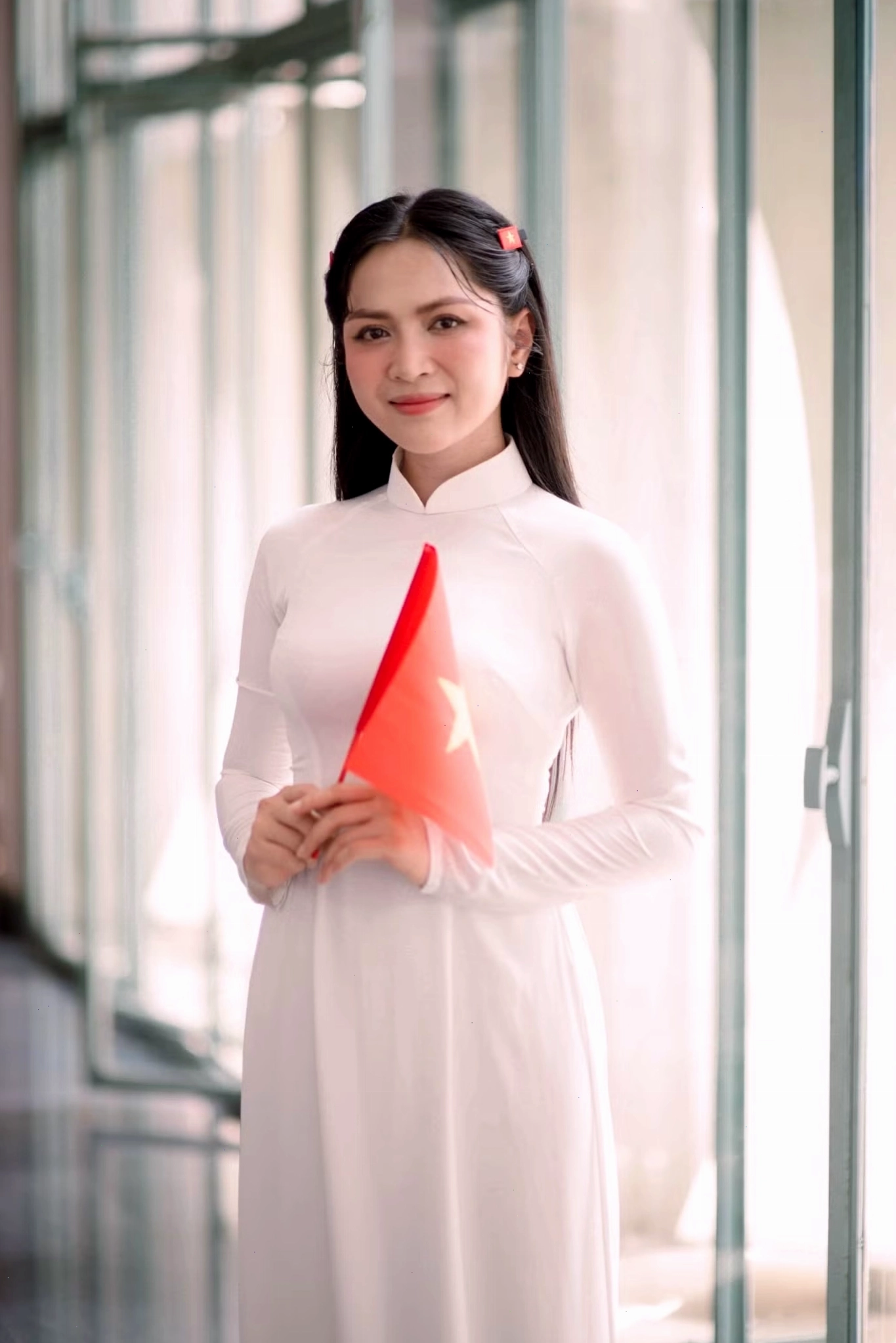Ca sĩ Duyên Quỳnh với tinh thần lan tỏa yêu nước.