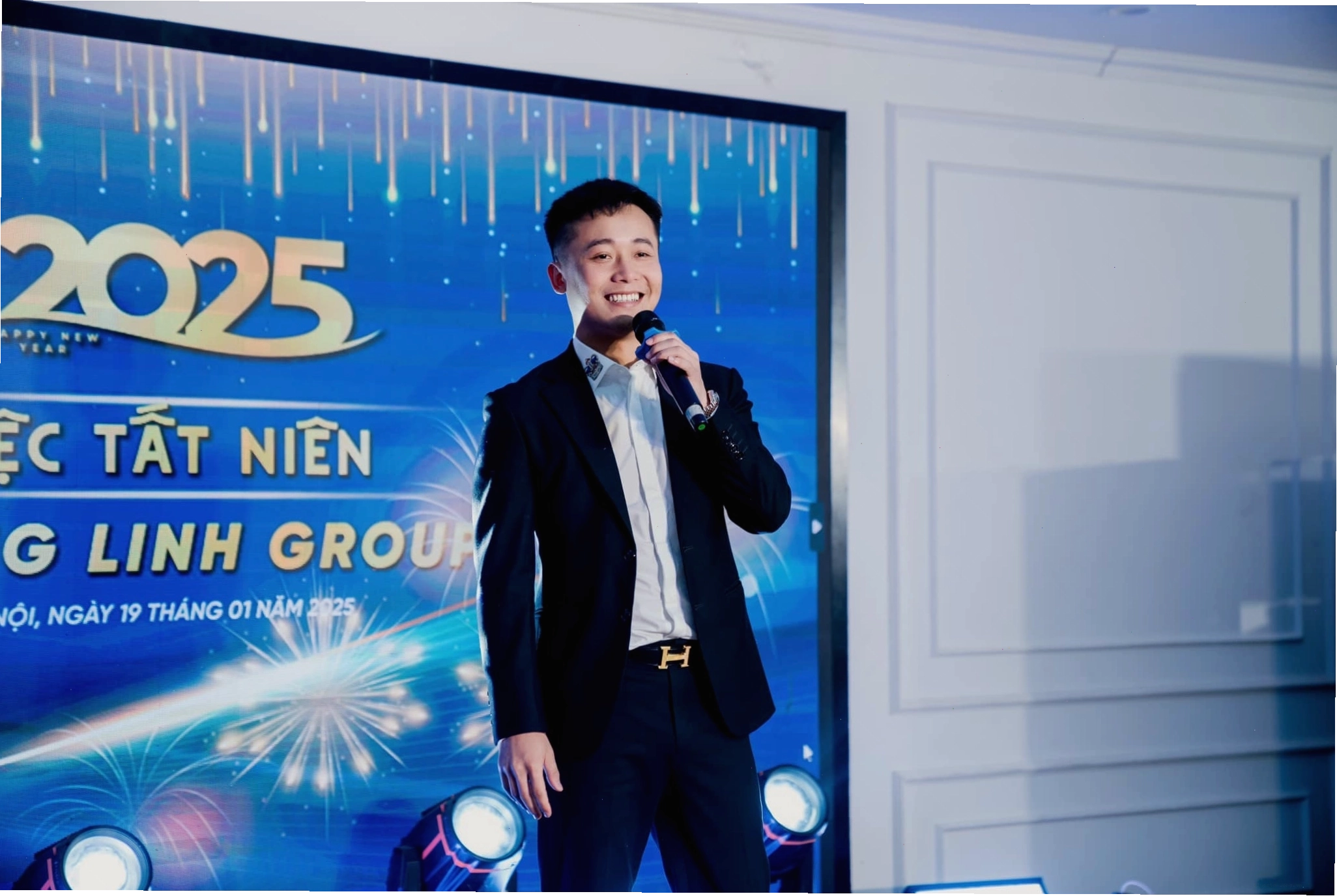 Ca sĩ Quang Linh trong trang phục biểu diễn