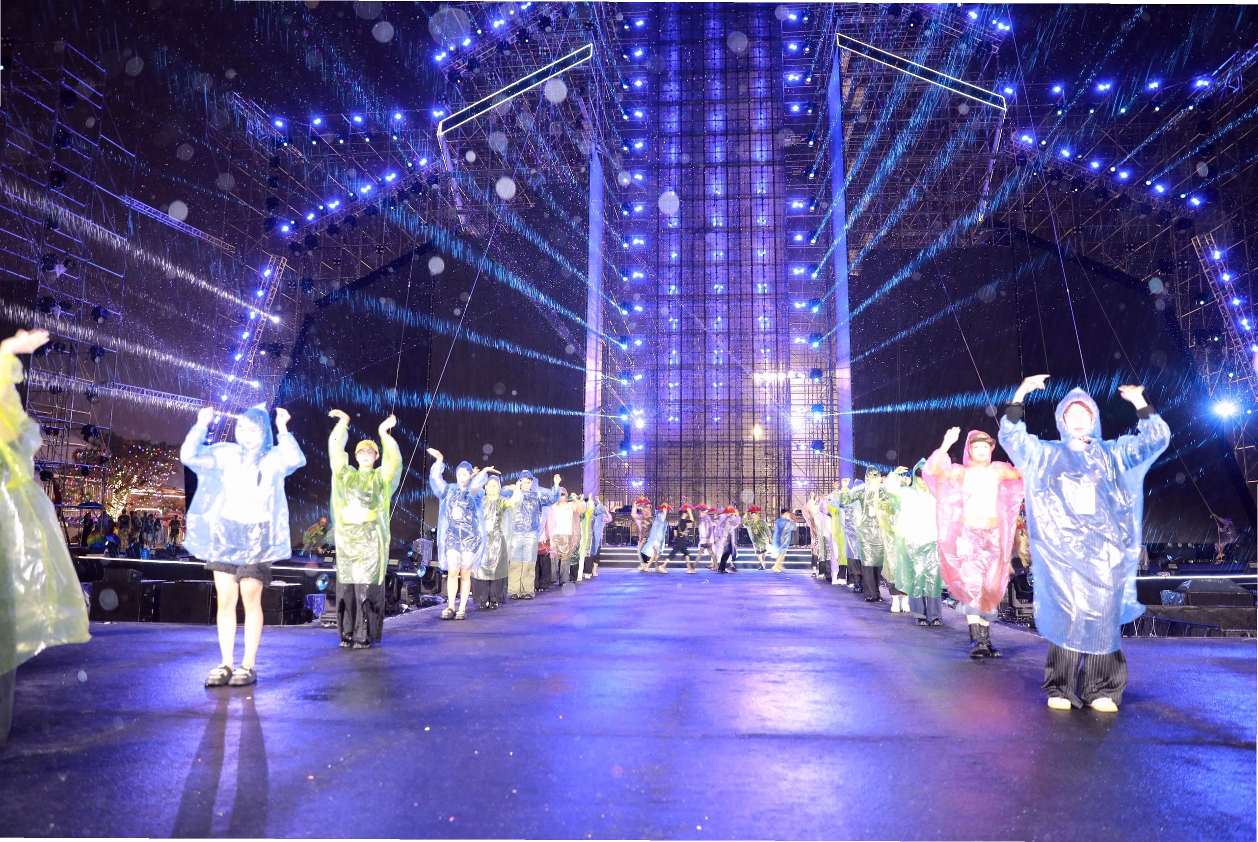 Các nghệ sĩ tập luyện dưới mưa cho concert Việt Nam trong tôi
