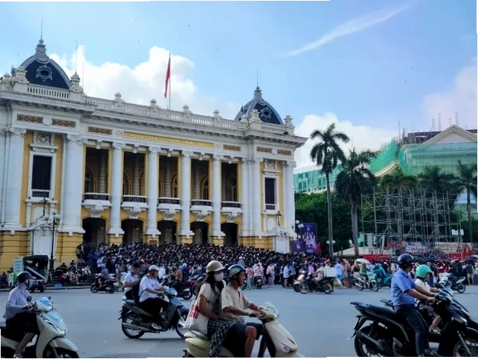 Cảnh tượng khán giả háo hức chờ đợi concert Việt Nam trong tôi