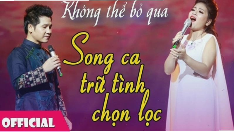 Cặp đôi hát song ca vui vẻ trong phòng karaoke