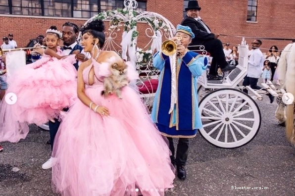 Cardi B khoe trang sức đắt tiền, thể hiện sự thành công