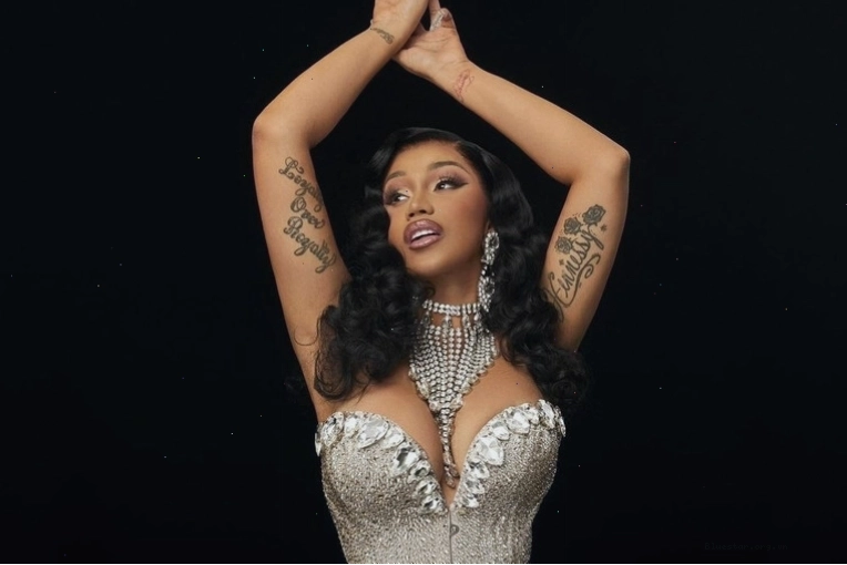 Cardi B trong một buổi biểu diễn gây ấn tượng mạnh mẽ
