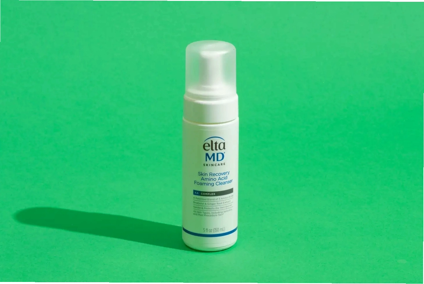 Chai sữa rửa mặt Fresh Soy Face Cleanser với màu xanh lá đặc trưng