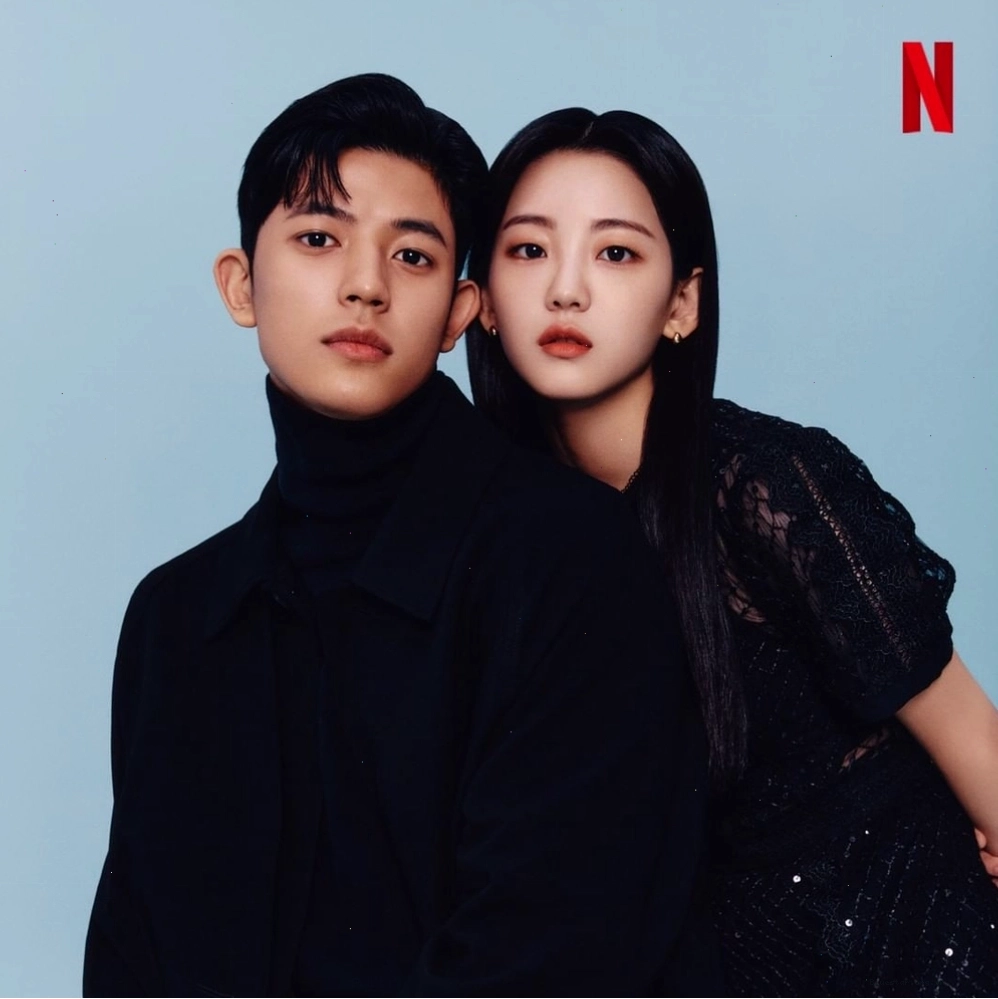Cho Yi Hyun và Park Solomon trong cảnh quay của All of Us Are Dead