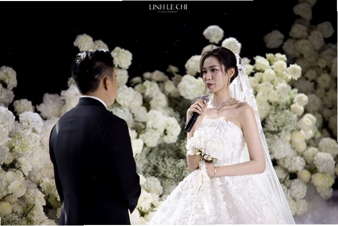 Chú rể Viết Vương rơi nước mắt khi nghe chia sẻ của cô dâu