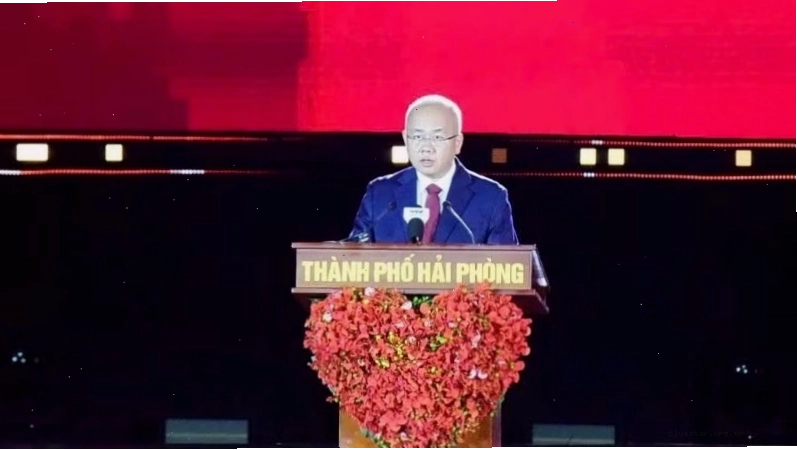Chủ tịch UBND thành phố Hải Phòng Đỗ Thành Trung phát biểu tại Lễ khai mạc Lễ hội Hoa Phượng Đỏ 2026