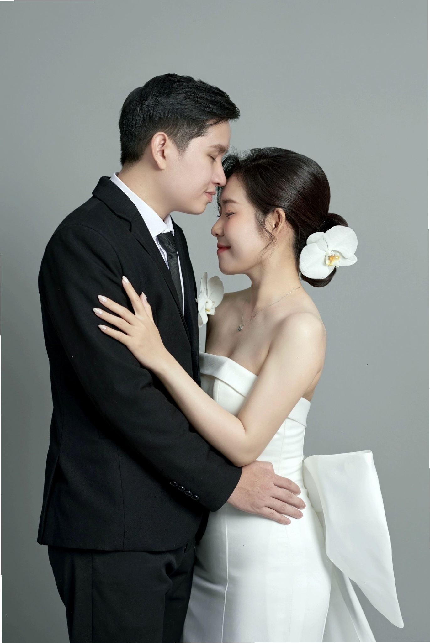 Cô dâu chú rể nắm tay nhau trong khung cảnh lãng mạn
