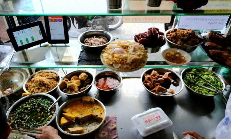 Cơm Tấm Ba Ghiền với nhiều món ăn kèm hấp dẫn