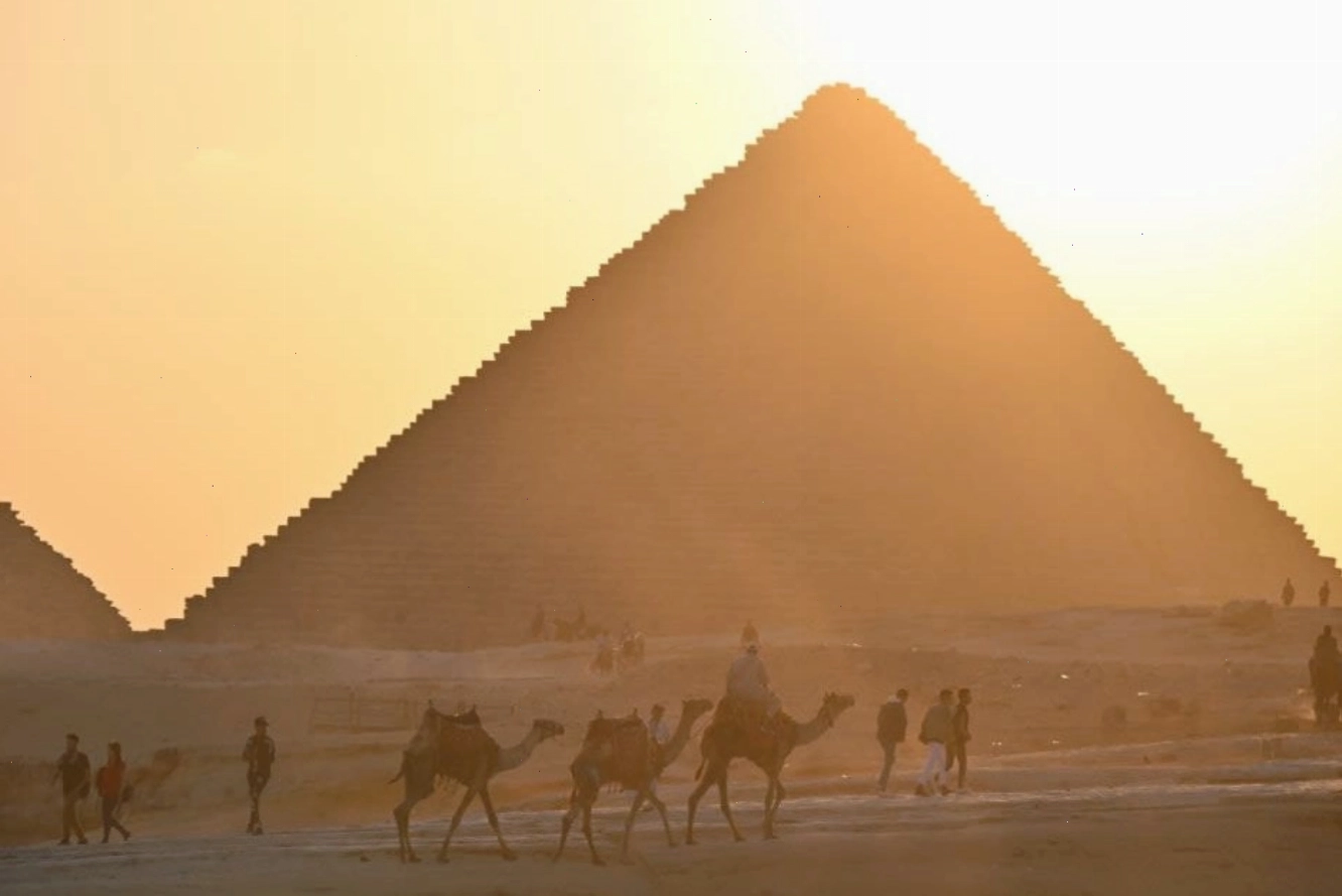 Con người đứng dưới chân Kim Tự Tháp Giza tạo cảm giác về quy mô khổng lồ