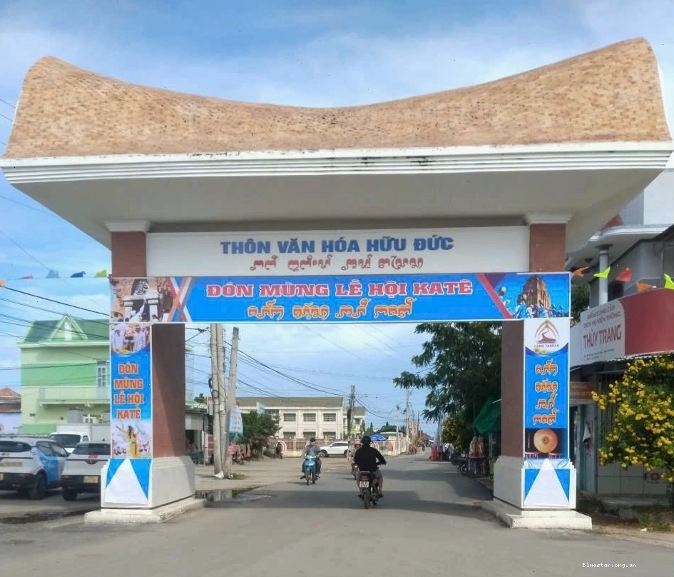 Cổng làng Hữu Đức trang hoàng lộng lẫy đón mừng Lễ hội Katê