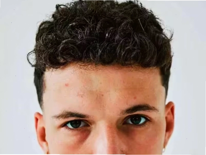 Curly Crew Cut tôn lên vẻ đẹp tự nhiên của tóc xoăn