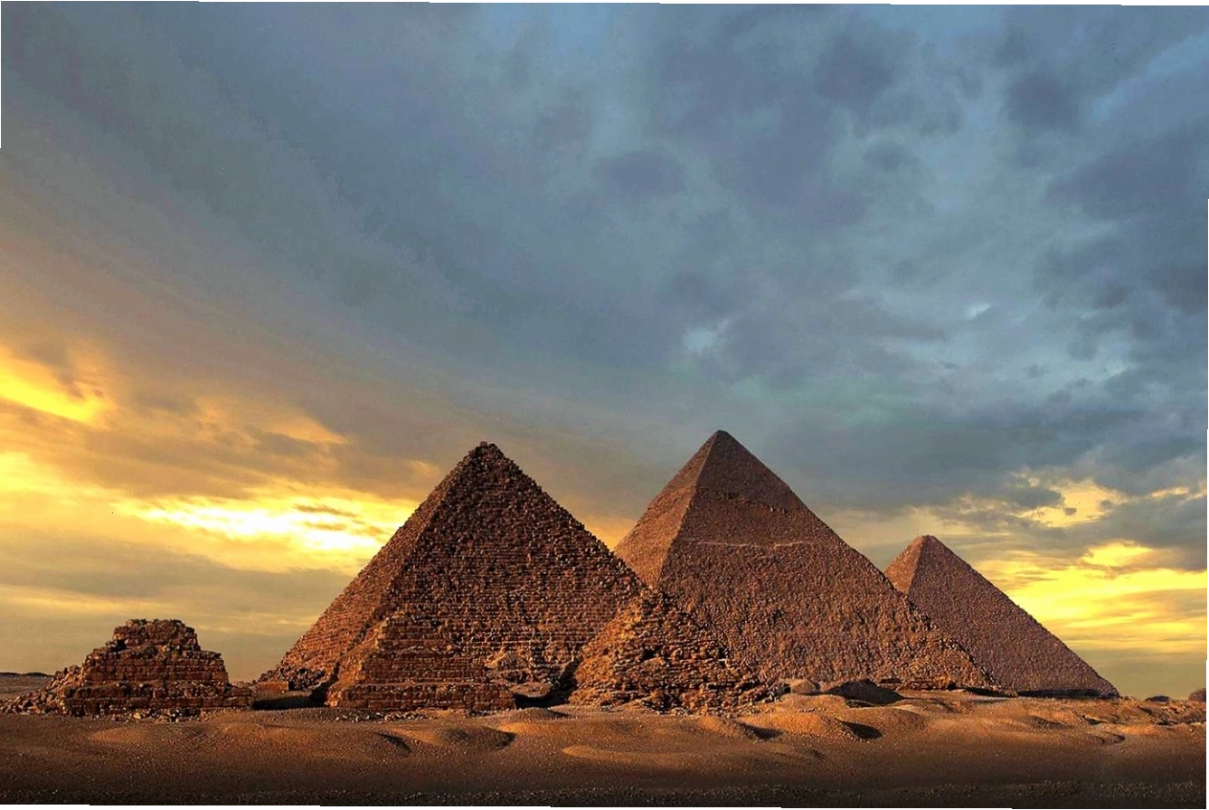 Đại Kim Tự Tháp Giza nhìn từ xa dưới bầu trời xanh