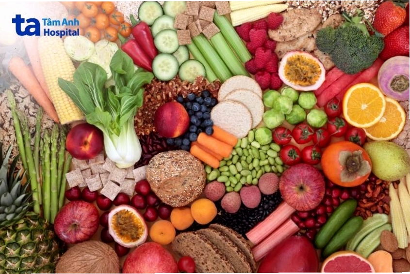 Đĩa thức ăn đầy rau xanh và ngũ cốc nguyên hạt