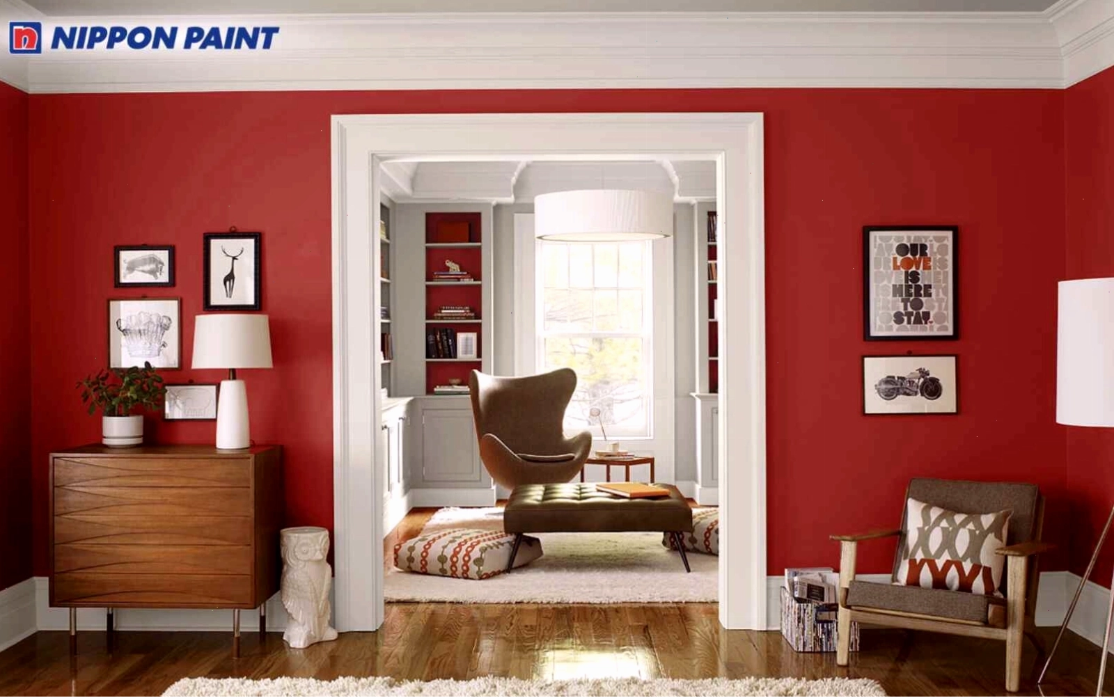 Đỏ đô làm mảng tường chủ đạo, kết hợp sơn màu trắng để tạo cảm giác ấm áp