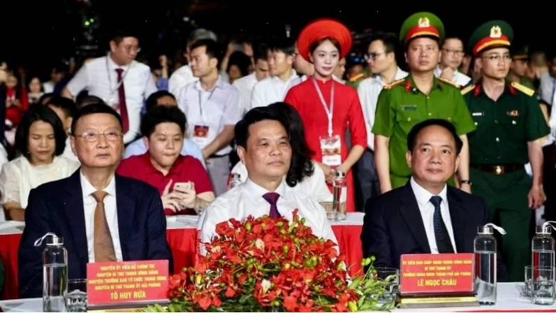 Đồng chí Trịnh Văn Quyết và các đại biểu dự Lễ khai mạc Lễ hội Hoa Phượng Đỏ Hải Phòng 2026