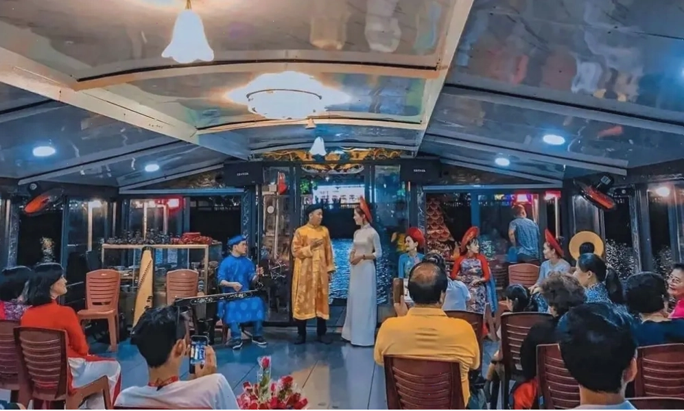 Du khách được đắm chìm vào những làn điệu ca Huế trên sông Hương ngọt ngào