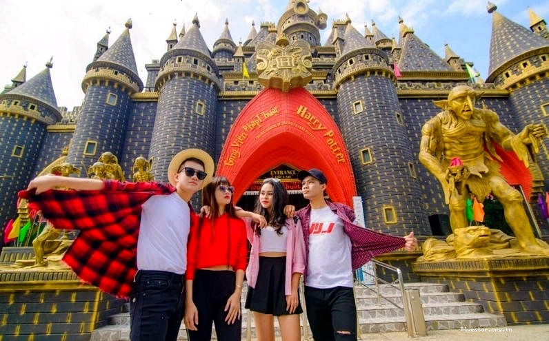 Du khách tham quan tại khu vực cổng chính của Công viên Văn hóa Suối Tiên