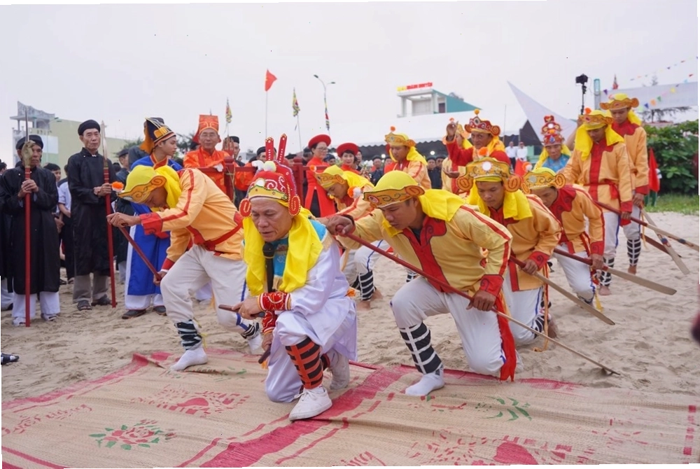 Gia đình tham gia Lễ hội Cầu Ngư