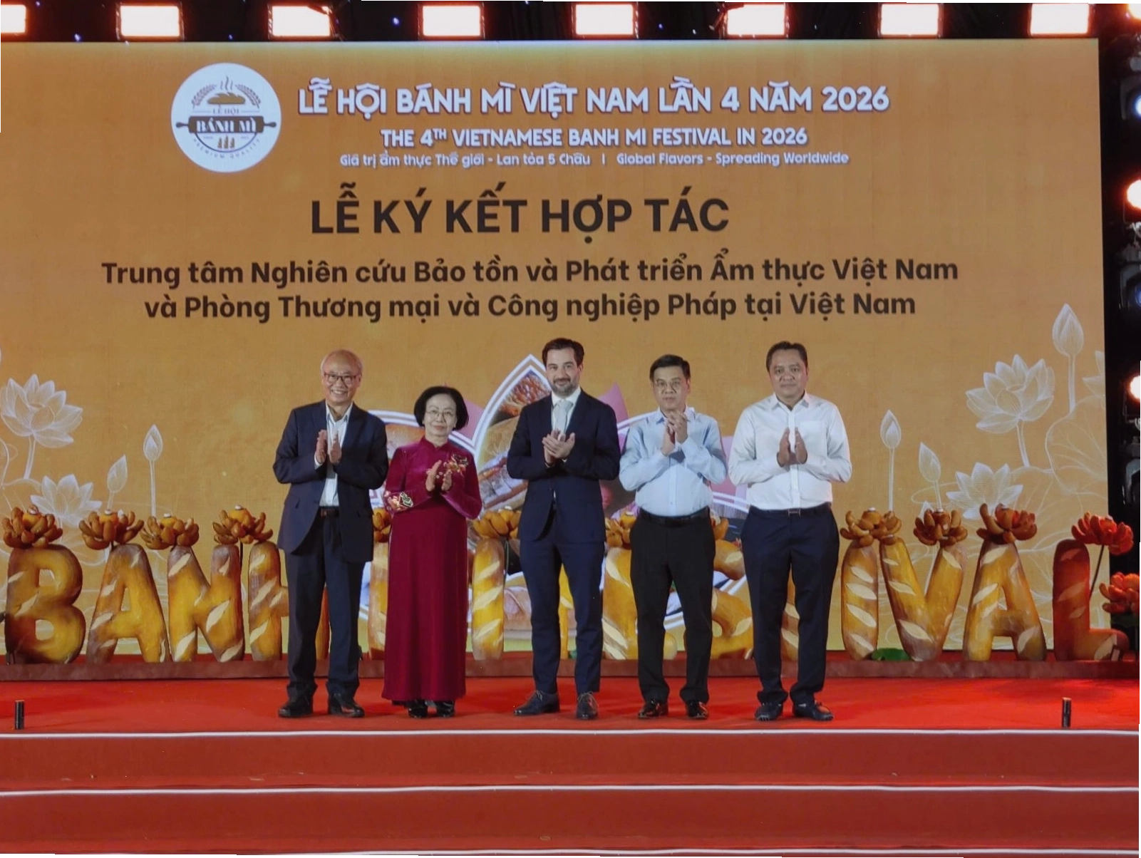 Gian hàng bánh mì hấp dẫn tại lễ hội