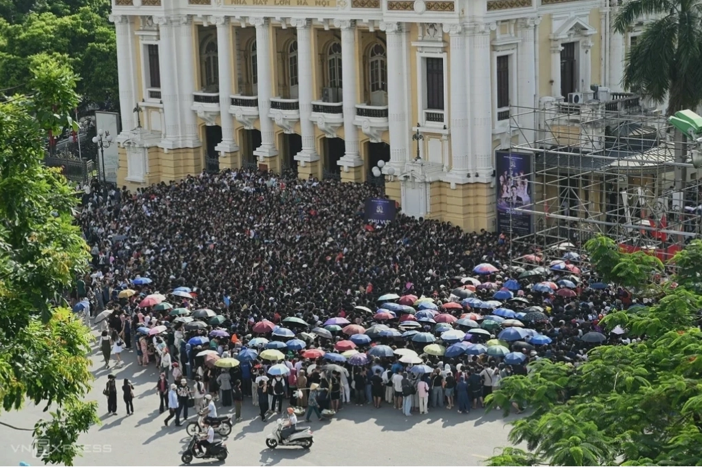 Hàng nghìn khán giả kiên nhẫn xếp hàng chờ nhận vé concert Việt Nam trong tôi