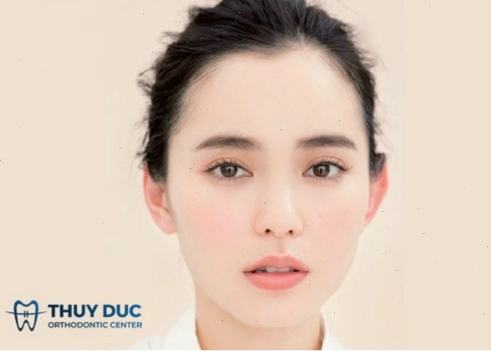 Hình ảnh minh họa người phụ nữ có khuôn mặt trái xoan
