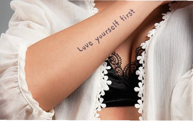 Hình xăm chữ Love yourself first nhắc nhở yêu bản thân