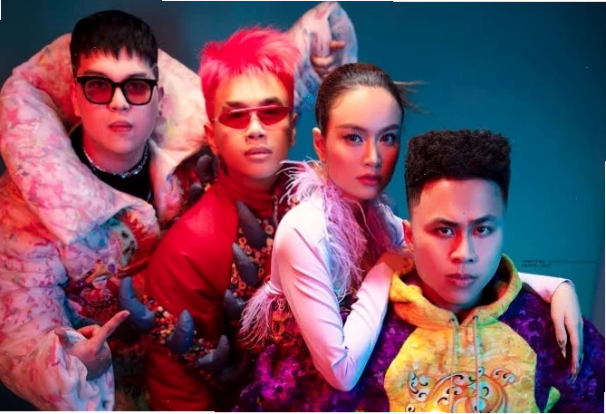 Hoàng Thùy Linh trong một buổi gặp gỡ truyền thông