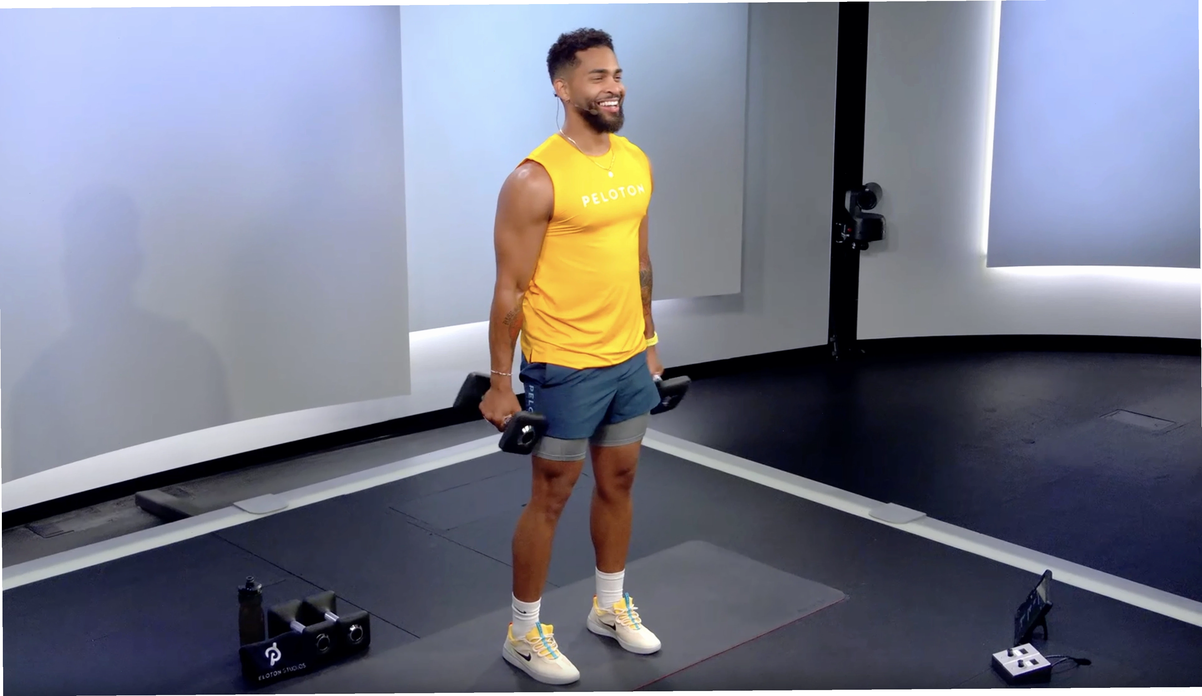 Huấn luyện viên Rad Lopez thị phạm bài tập Lateral Raise với tạ tay
