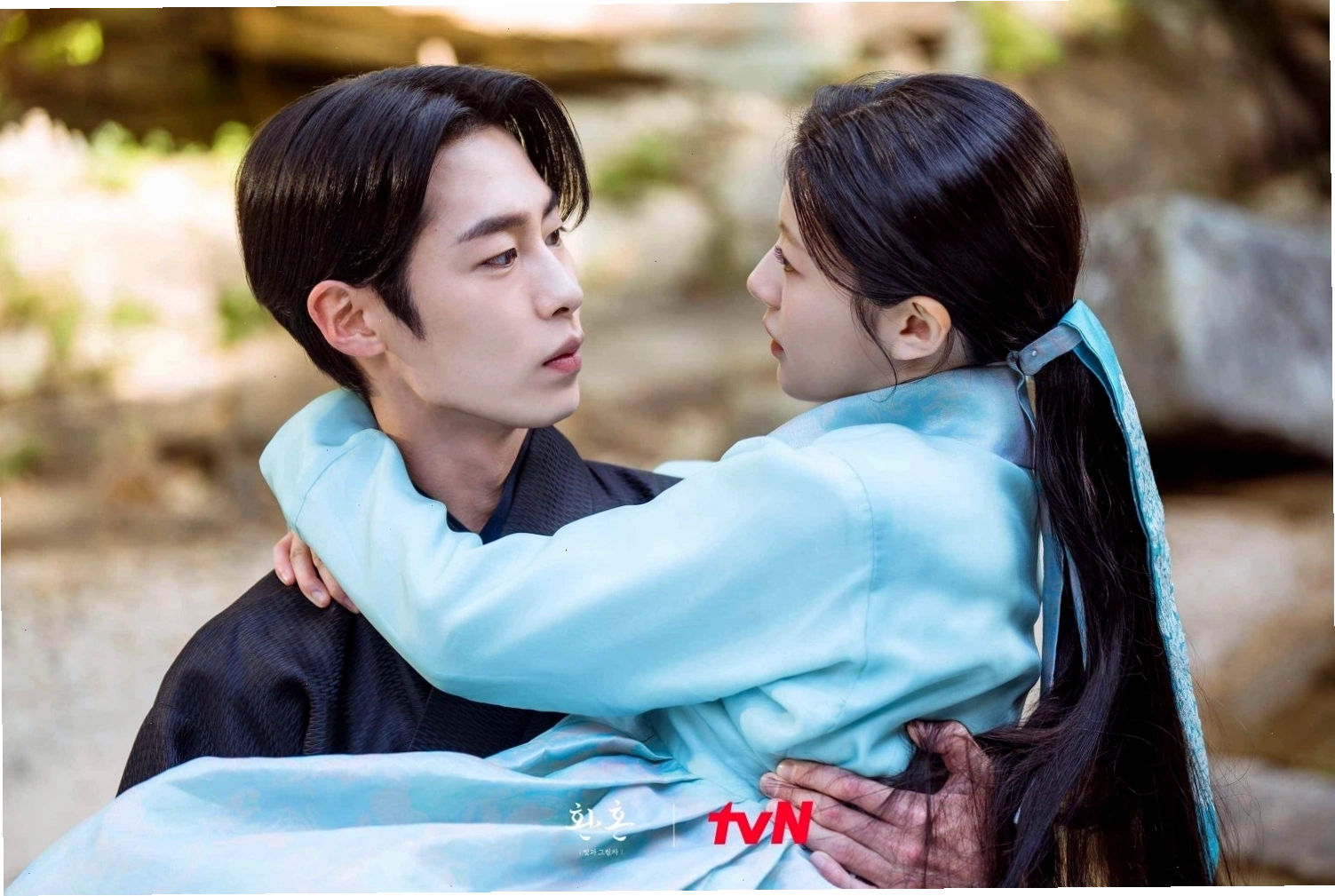Jang Uk và Jin Bu Yeon tình cảm trong tập cuối Hoàn hồn 2