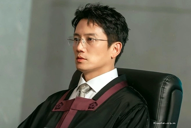 Ji Sung trong buổi họp báo phim Thẩm phán trùng sinh