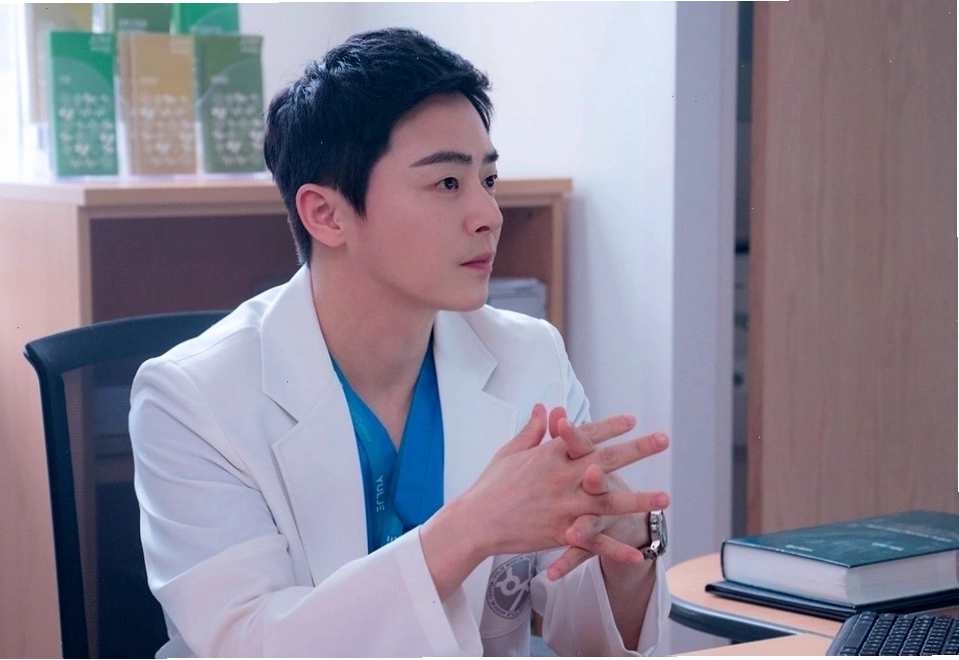 Jo Jung Suk trong vai bác sĩ Lee Ik Jun, một nhân vật tươi sáng và được yêu mến trong phim "Những Bác Sĩ Tài Hoa".