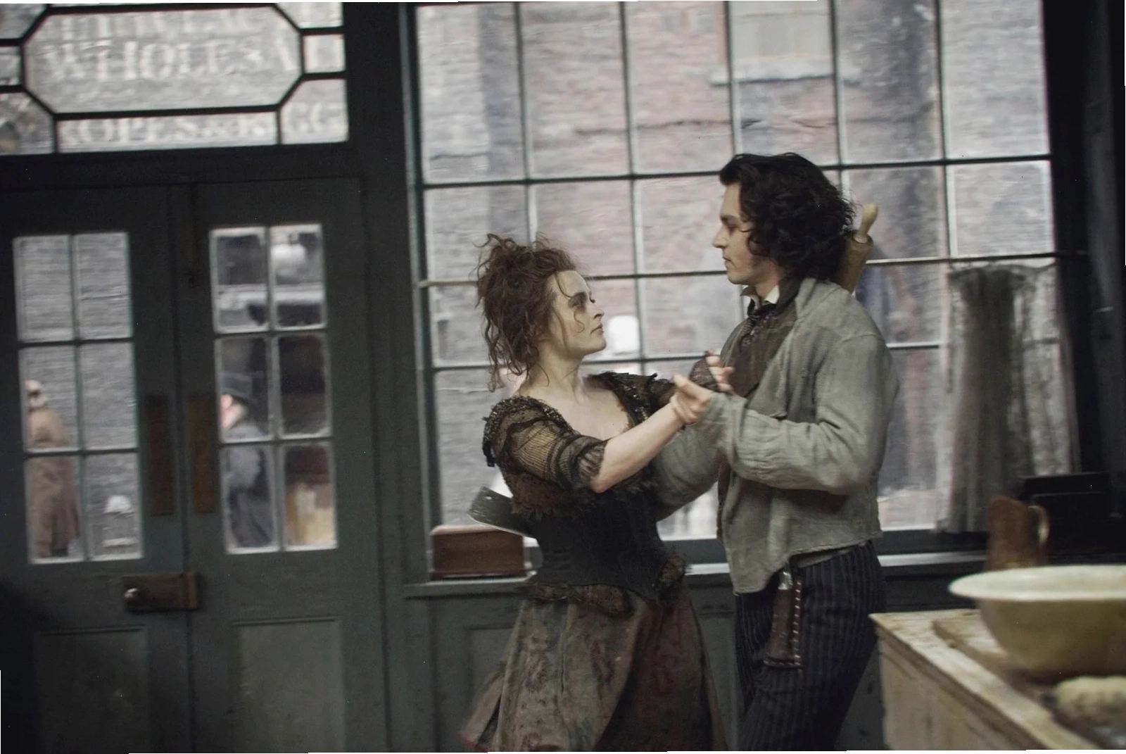 Johnny Depp và Helena Bonham Carter trong Sweeney Todd