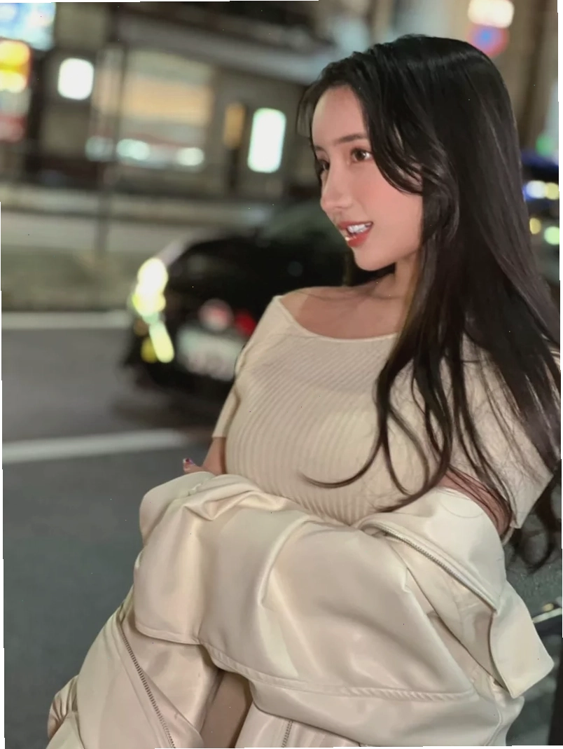 Karen Yuzuriha nhìn nghiêng với ánh mắt đầy mê hoặc và cuốn hút