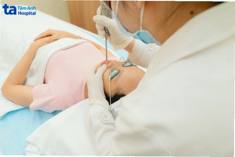 Khách hàng đang được tư vấn về tình trạng môi thâm