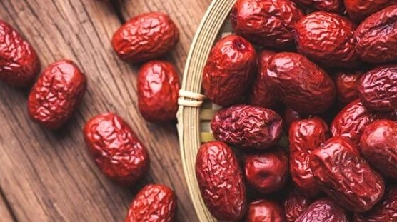Khám Phá Táo Đỏ: Lợi Ích Sức Khỏe và Cách Lựa Chọn Tươi Hay Khô
