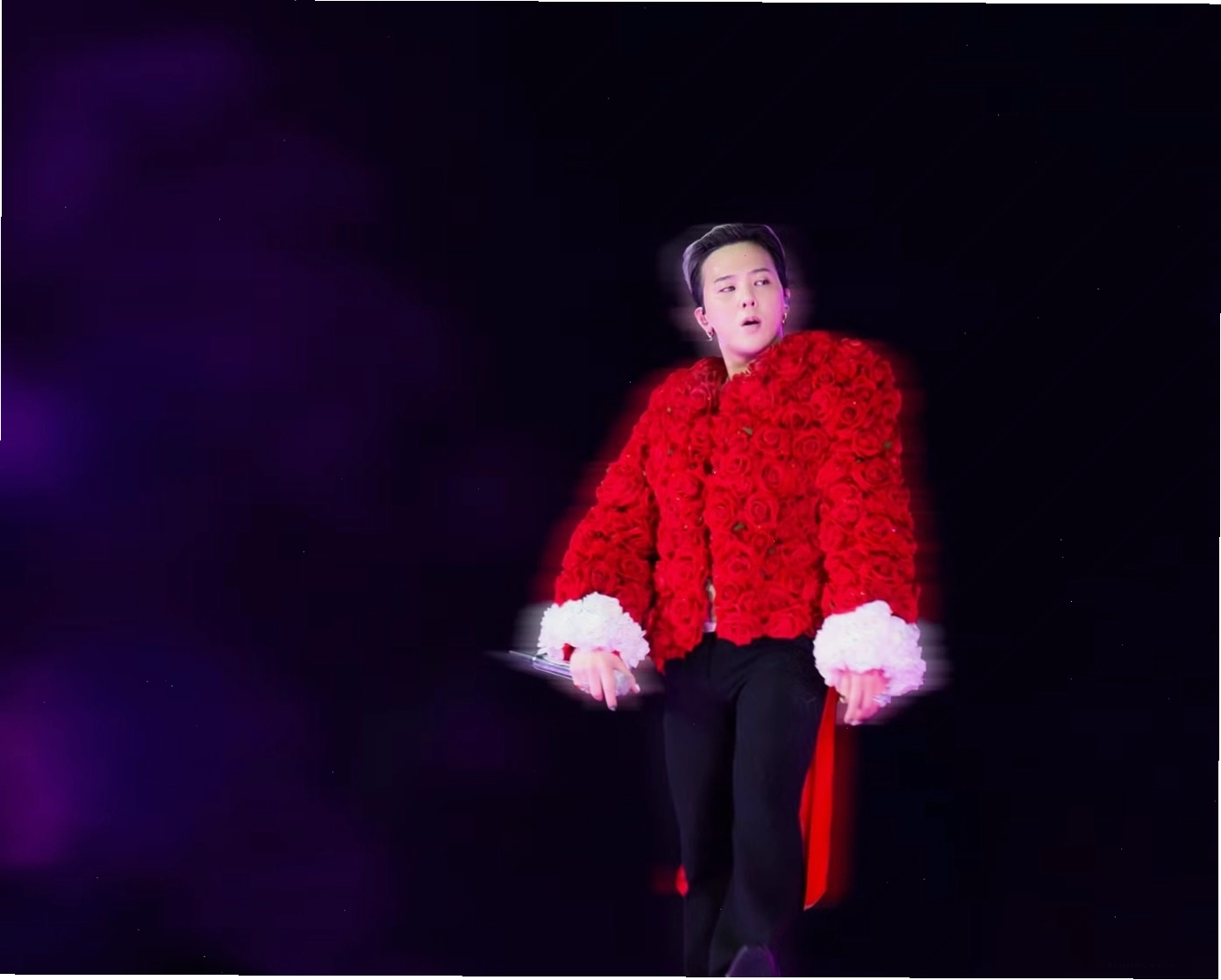 Khán giả hò reo cổ vũ G-Dragon trong đêm concert tại Hà Nội